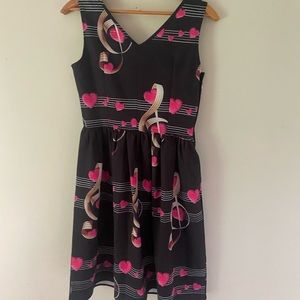 Adorable musical note, G  treble clef, music lovers dress, S small